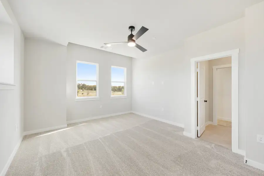 Spacious, unfurnished interior of a new home in Ten Mile Creek, Celina (Image 37).