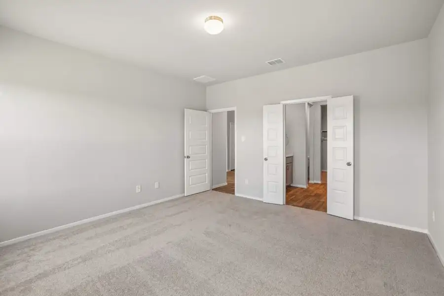 Spacious, unfurnished interior of a new home in Cloverleaf, Austin (Image 21).