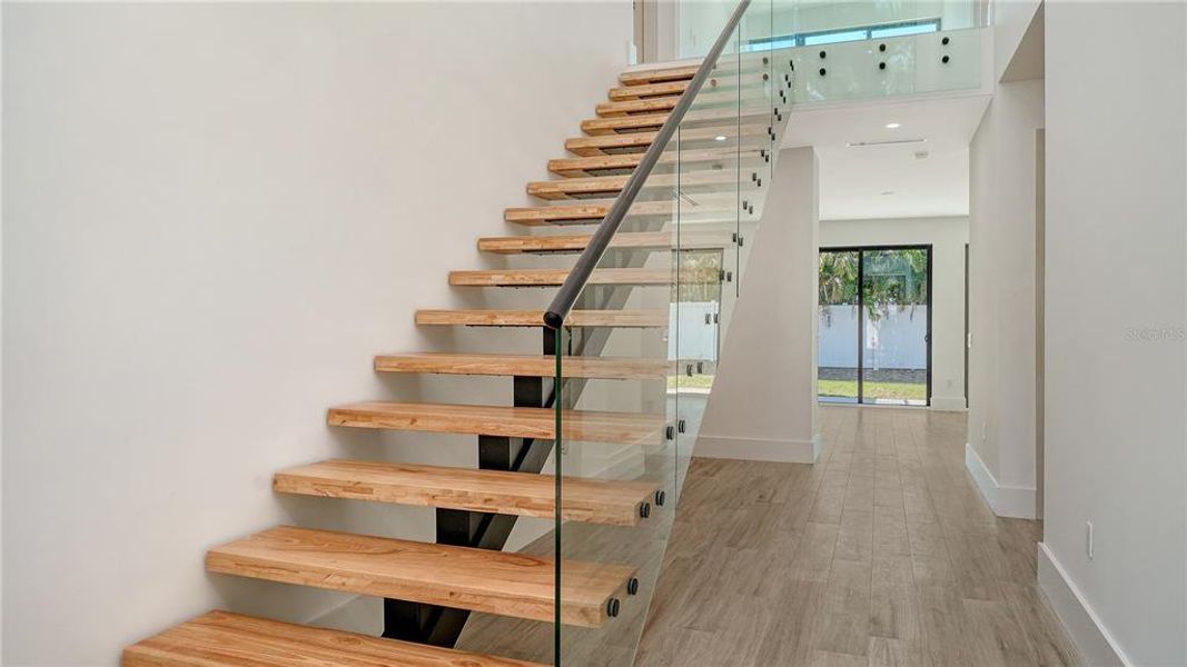 Spacious, unfurnished interior of a new home in , Sarasota (Image 39).