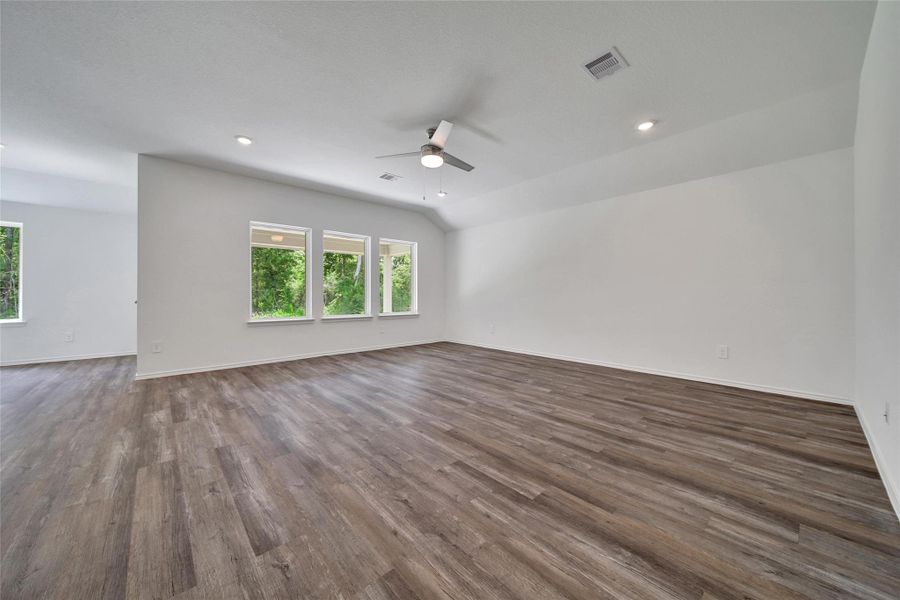 Spacious, unfurnished interior of a new home in Williams Reserve East, Conroe (Image 13).