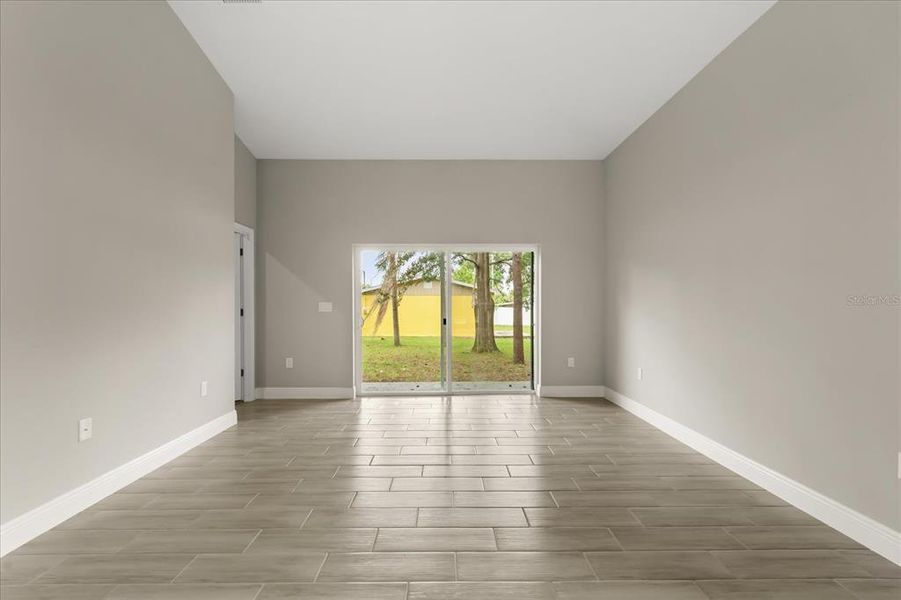 Spacious, unfurnished interior of a new home in , Lake Alfred (Image 14).