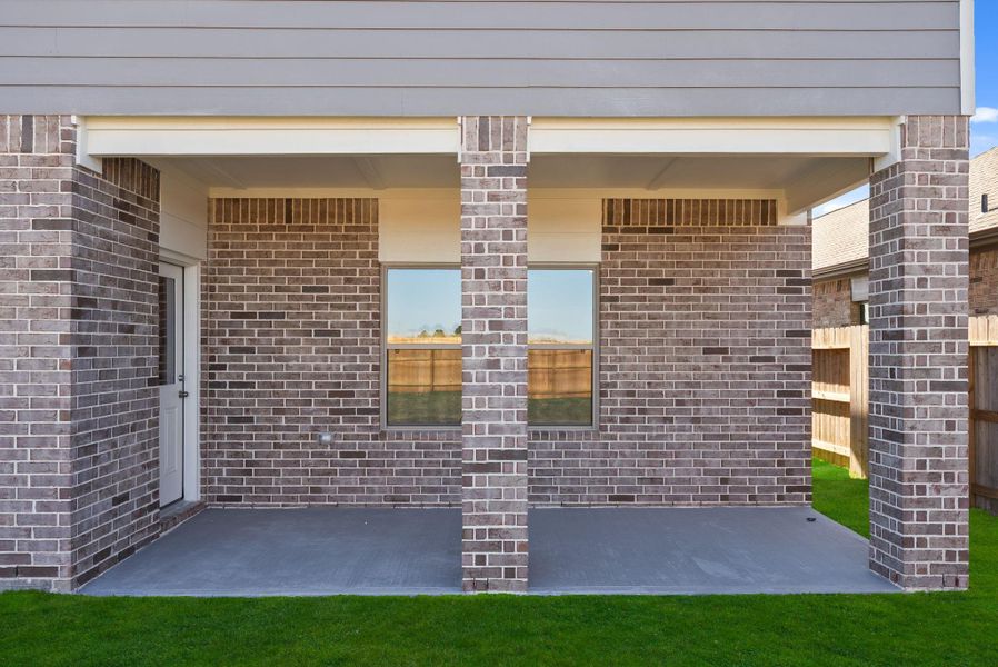Exterior details and patio area of a home in Creekhaven, Rosharon (Image 20).