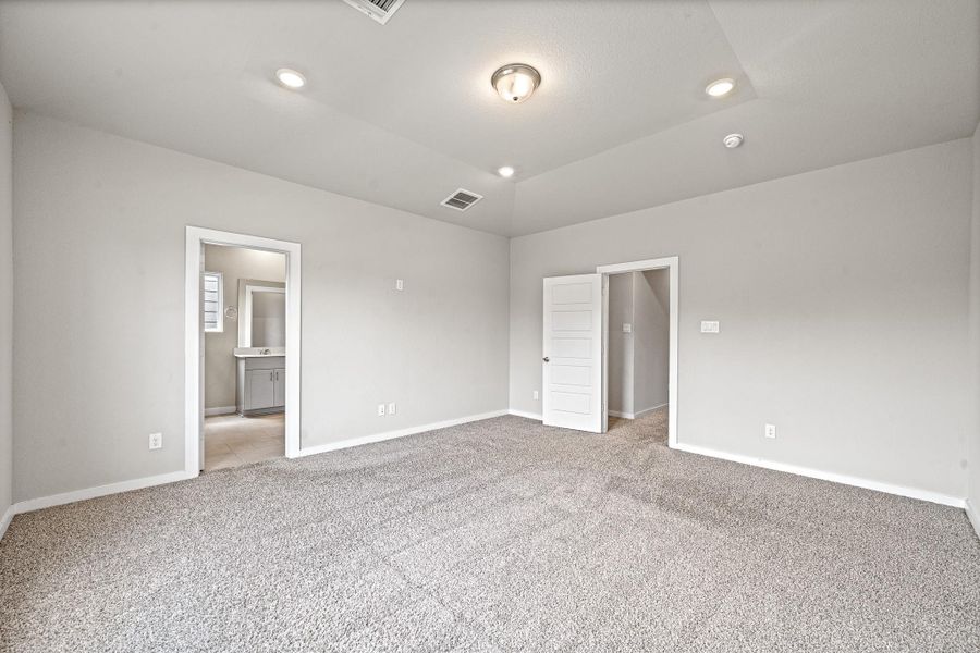 Spacious, unfurnished interior of a new home in , Houston (Image 12).
