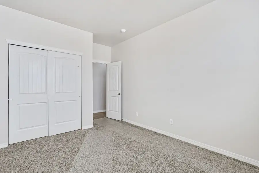 Spacious, unfurnished interior of a new home in Paseos Del Este, El Paso (Image 8).