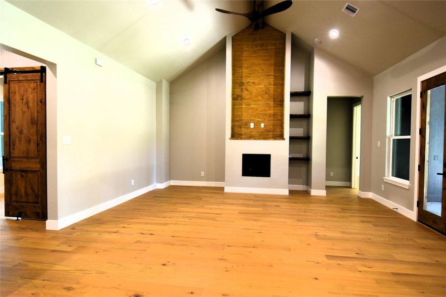 Spacious, unfurnished interior of a new home in , Conroe (Image 20).