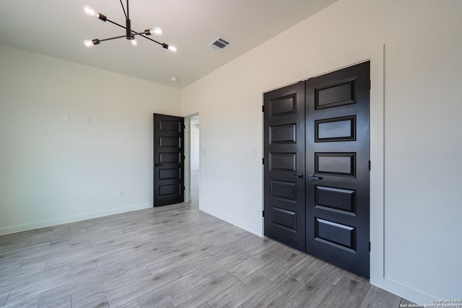 Spacious, unfurnished interior of a new home in , Natalia (Image 18).