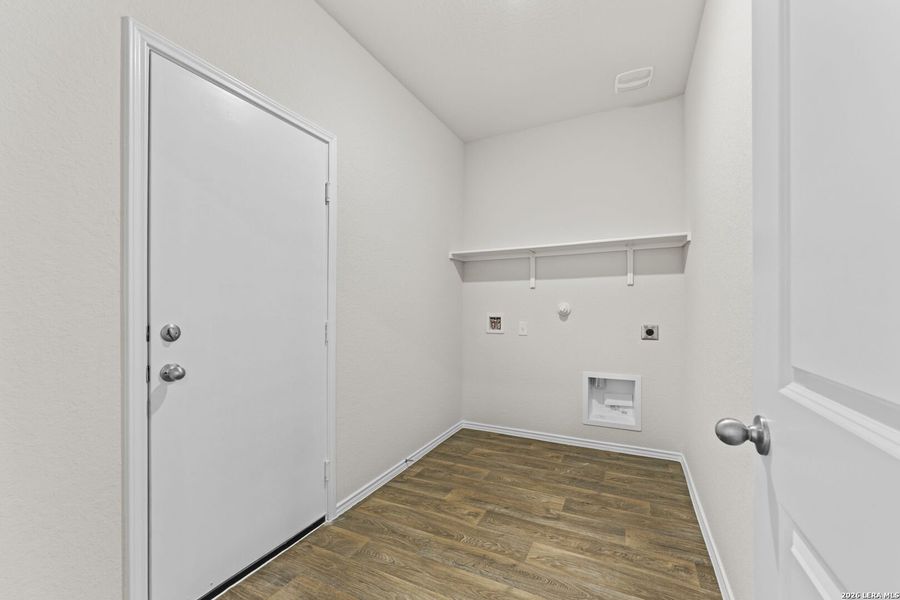 Spacious, unfurnished interior of a new home in Hunters Ranch, San Antonio (Image 13).