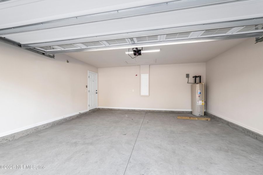 Spacious, unfurnished interior of a new home in , Middleburg (Image 18).