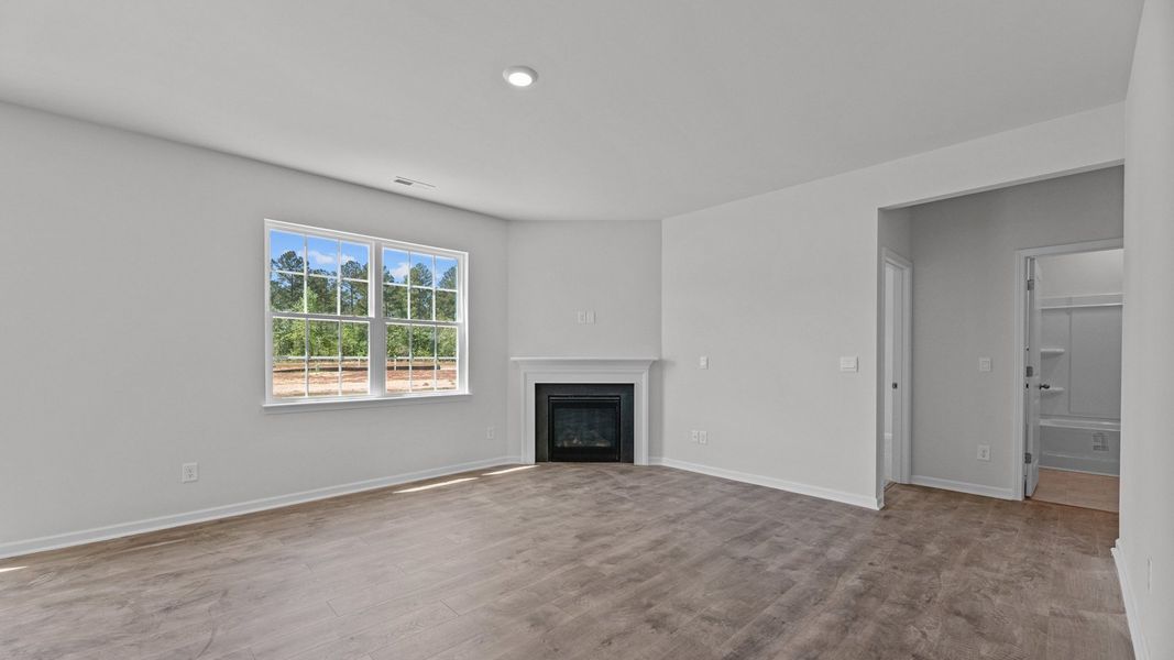 Spacious, unfurnished interior of a new home in West New Bern, New Bern (Image 16).