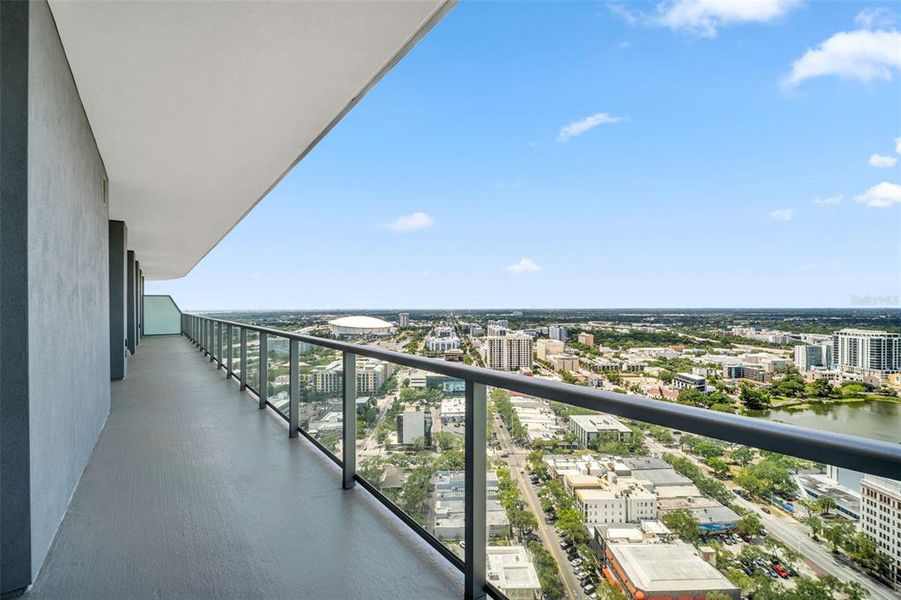 Condo located in St. Petersburg, FL showcasing its design and architecture (Image 4).