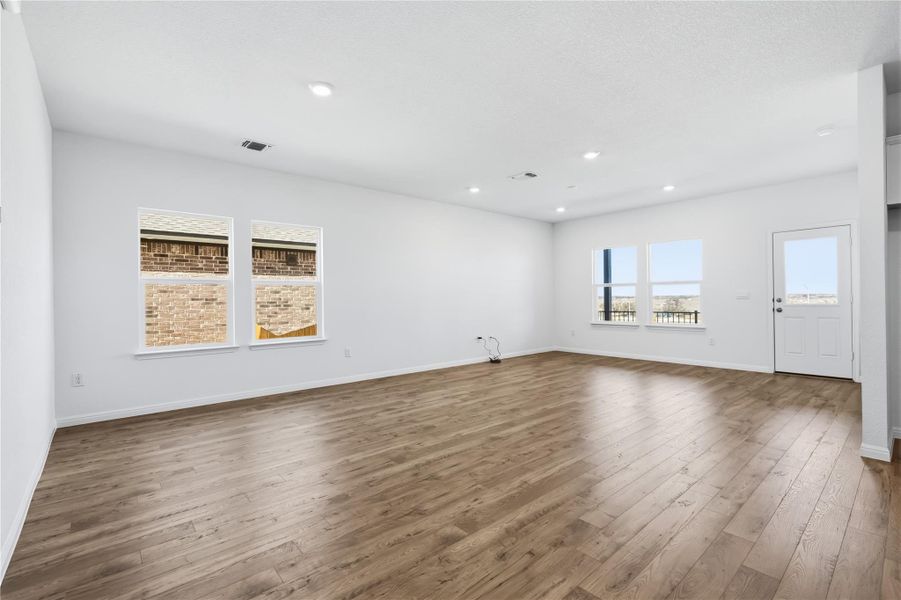 Spacious, unfurnished interior of a new home in Rosenbusch Ranch, Leander (Image 14).