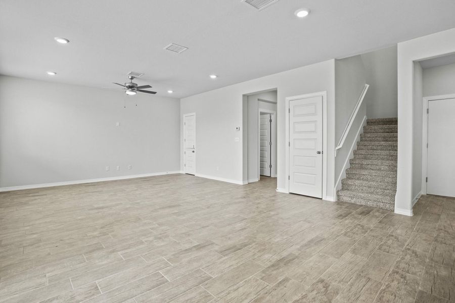 Representative unfurnished interior of a home built from the Blue Agave by View Homes in Paseos Del Este, Horizon City (Image 40).