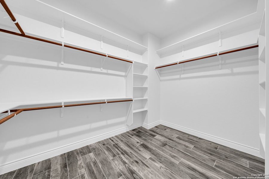 Spacious, unfurnished interior of a new home in , La Vernia (Image 38).