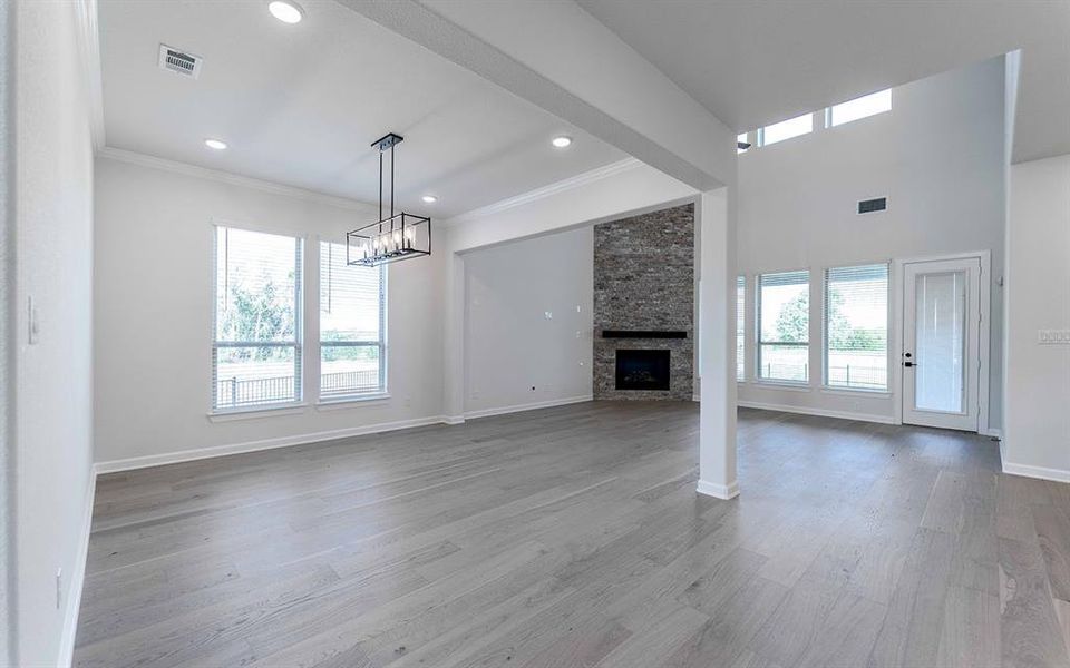 Spacious, unfurnished interior of a new home in Heath Golf & Yacht Club, Heath (Image 14).