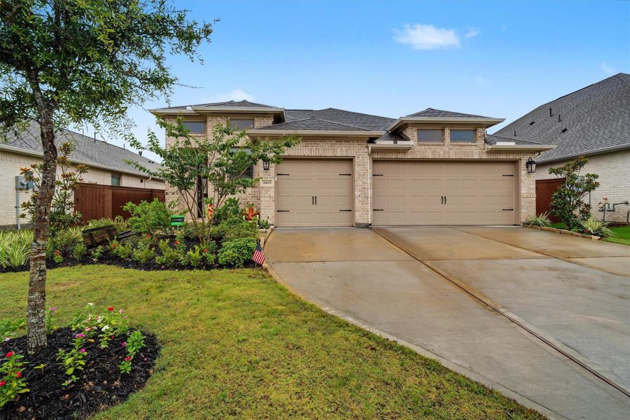 Welcome home! 4/3/3 One story home located in the highly desirable community of Meridiana! Welcome home! 4/3/3 One story home located in the highly desirable community of Meridiana!