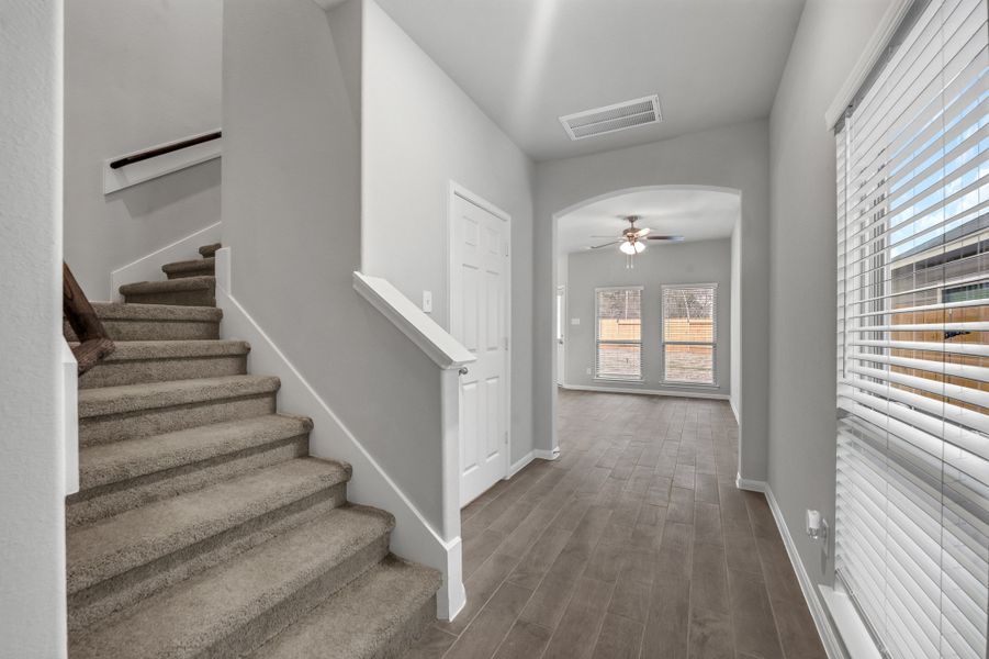 Representative unfurnished interior of a home built from the Floor Plan 1774 by Colina Homes in Rollingbrook Estates, Baytown (Image 17).