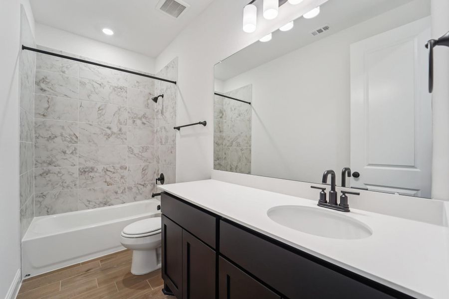 Furnished interior view inside a new home in Evergreen 55', Conroe (Image 8).