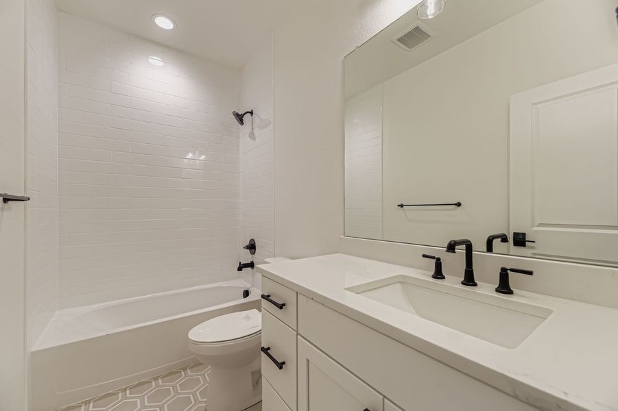 8902 S. Riviera - Full Bathroom