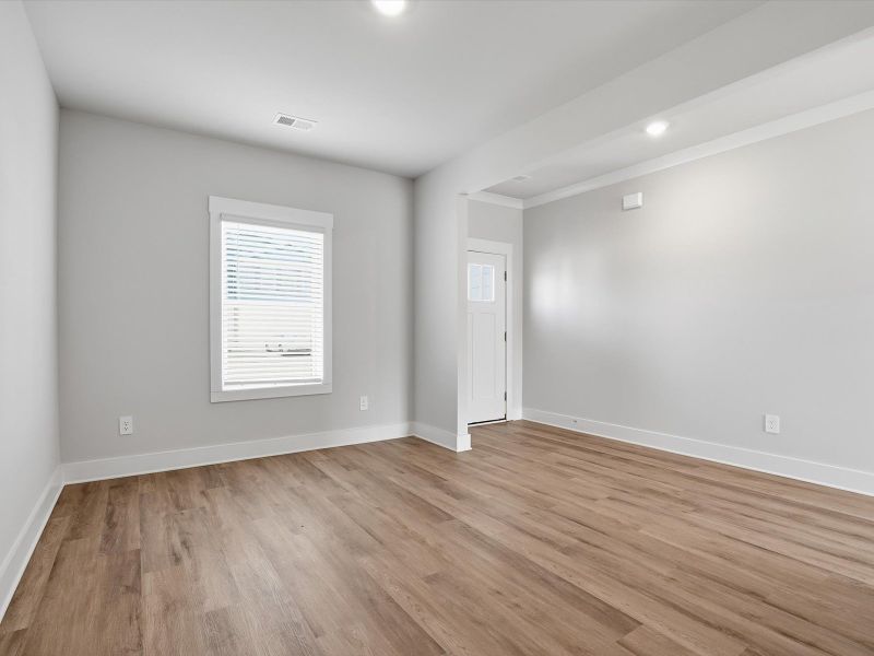 Spacious, unfurnished interior of a new home in Ashby Woods, Boiling Springs (Image 8).