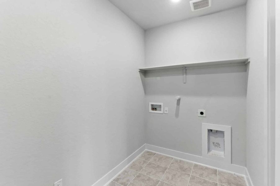 Spacious, unfurnished interior of a new home in Alsatian Oaks, Castroville (Image 30).