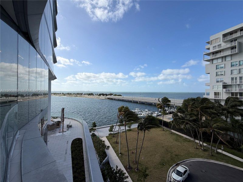 Condo located in Miami, FL showcasing its design and architecture (Image 27).