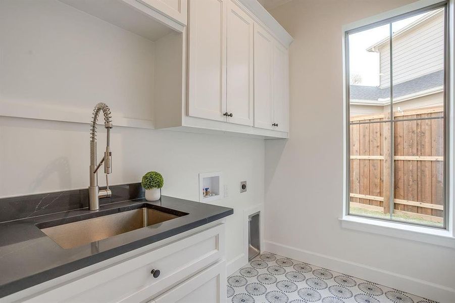 Furnished interior view inside a new home in , Grapevine (Image 17).