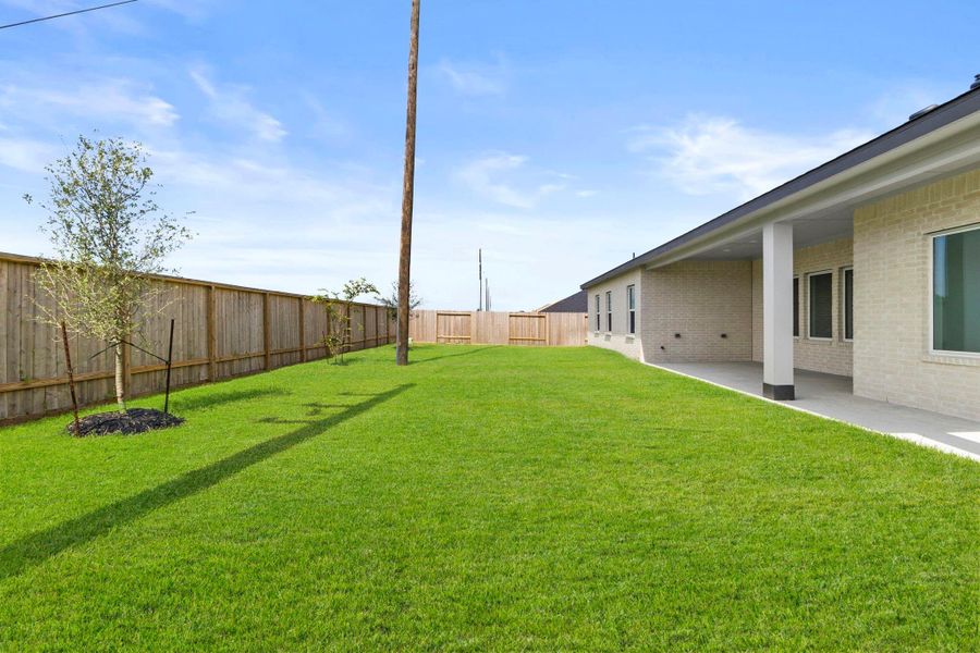 Exterior details and patio area of a home in Riverside Estates, Mont Belvieu (Image 28).