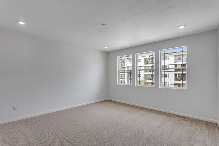 Spacious, unfurnished interior of a new home in Sugar Mill Village, Longmont (Image 7).
