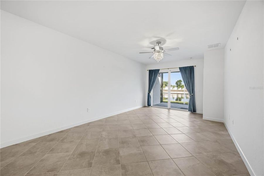Spacious, unfurnished interior of a new home in , Englewood (Image 27).
