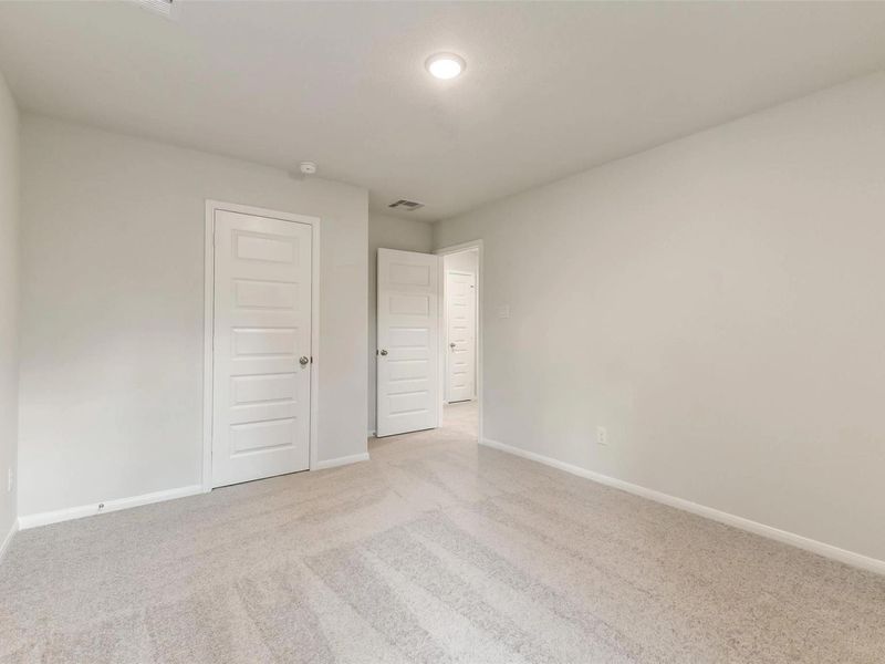 Spacious, unfurnished interior of a new home in Caney Creek Place, Conroe (Image 34).