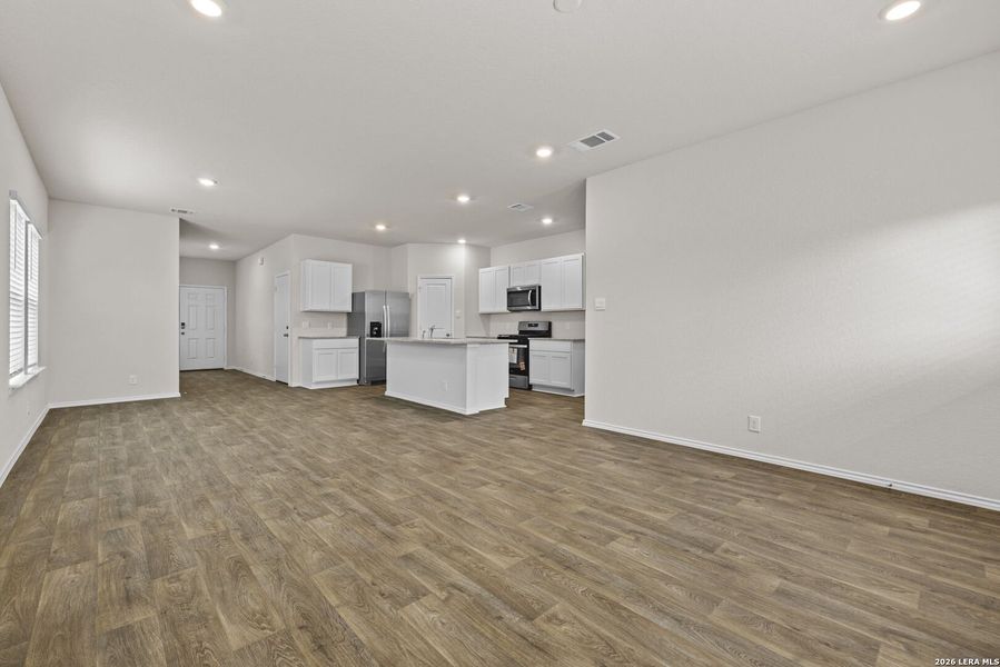 Spacious, unfurnished interior of a new home in Redbird Ranch, San Antonio (Image 24).