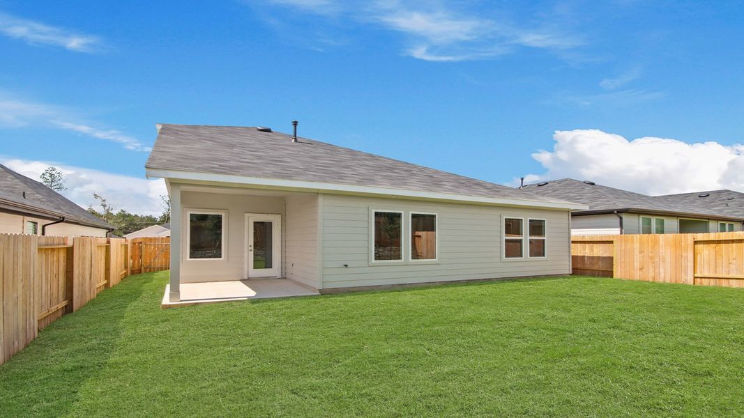 Exterior details and patio area of a home in Silverthorne, Conroe (Image 2).