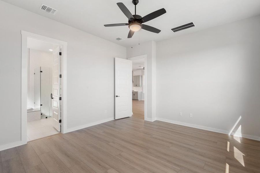 Spacious, unfurnished interior of a new home in Lariat, Liberty Hill (Image 32).