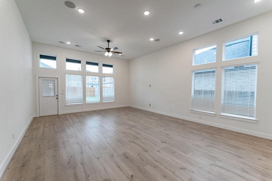 Spacious, unfurnished interior of a new home in Santa Rita Ranch, Liberty Hill (Image 11).