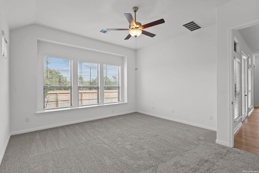 Spacious, unfurnished interior of a new home in Stillwater Ranch, San Antonio (Image 29).