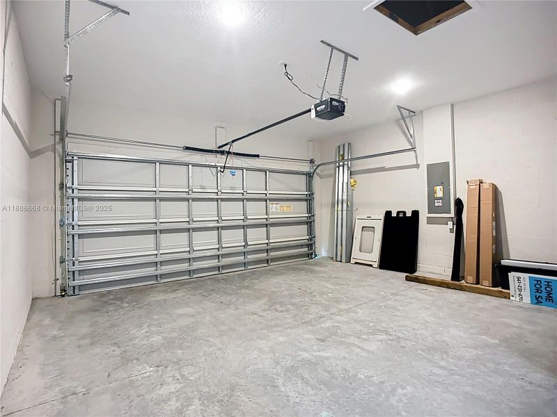 Spacious, unfurnished interior of a new home in , North Port (Image 17).