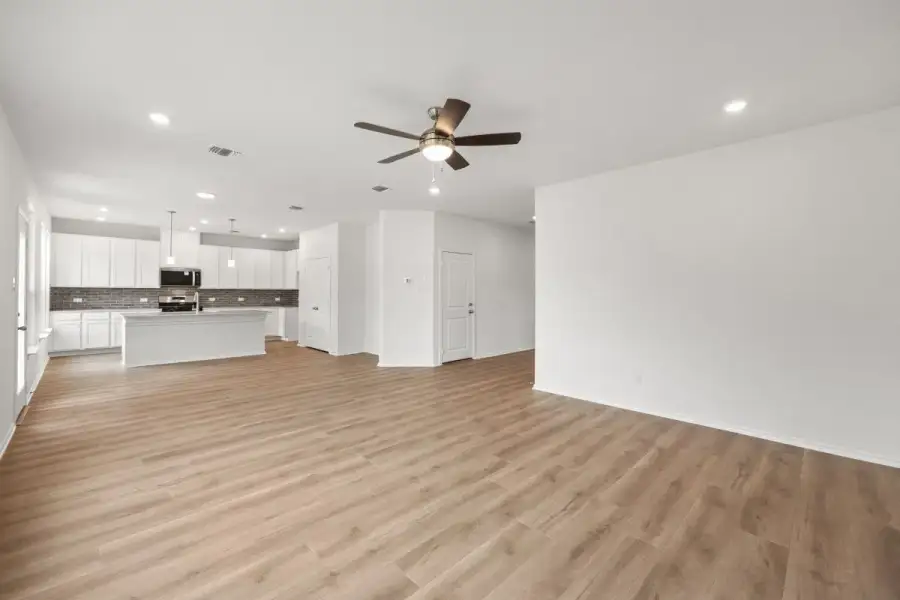 Spacious, unfurnished interior of a new home in River Bluff, Leander (Image 17).