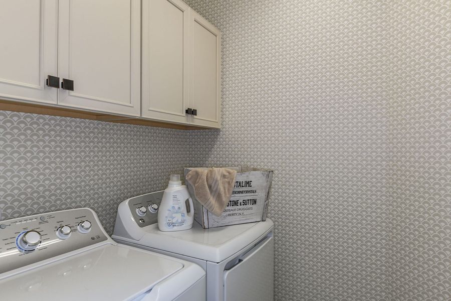 Representative interior finishes for a home built from the Tidewater 2B by Neal Communities in Vicenza, Venice (Image 18).