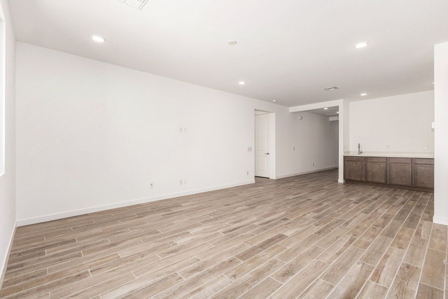 Spacious, unfurnished interior of a new home in Citrus Park, Goodyear (Image 10).