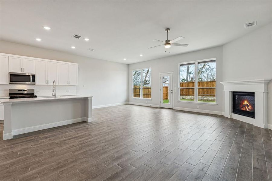 Spacious, unfurnished interior of a new home in Venetian, Weston (Image 12).
