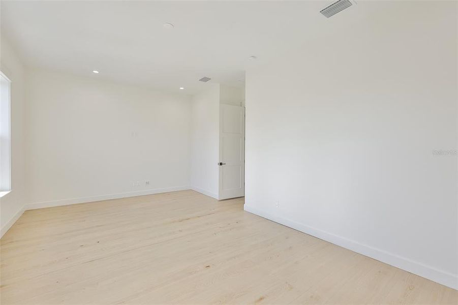 Spacious, unfurnished interior of a new home in , Tampa (Image 29).