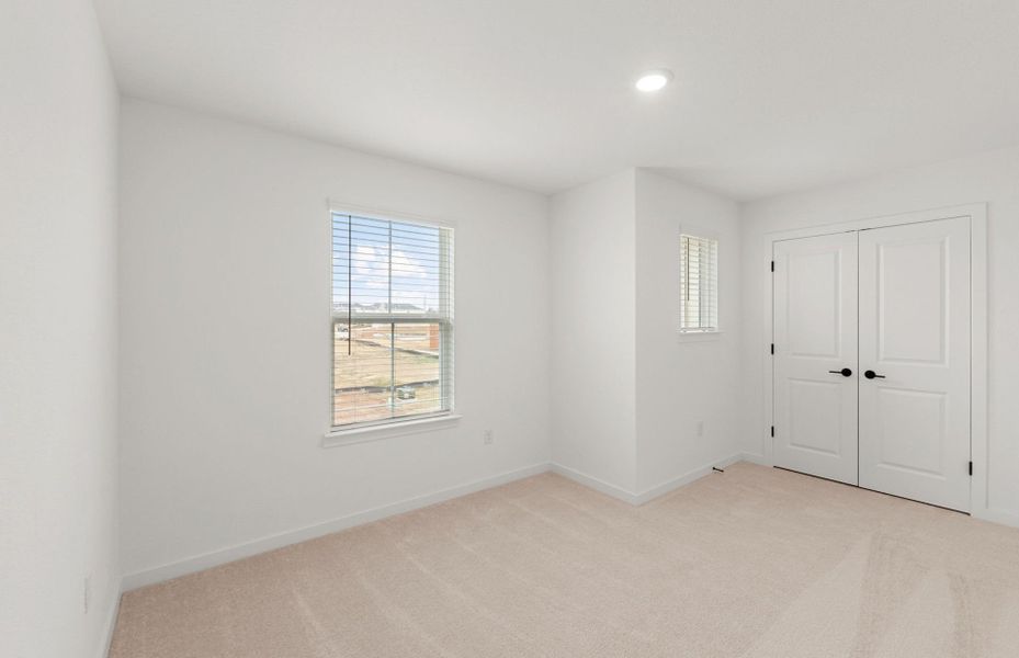 Spacious, unfurnished interior of a new home in Sunfield, Buda (Image 13).