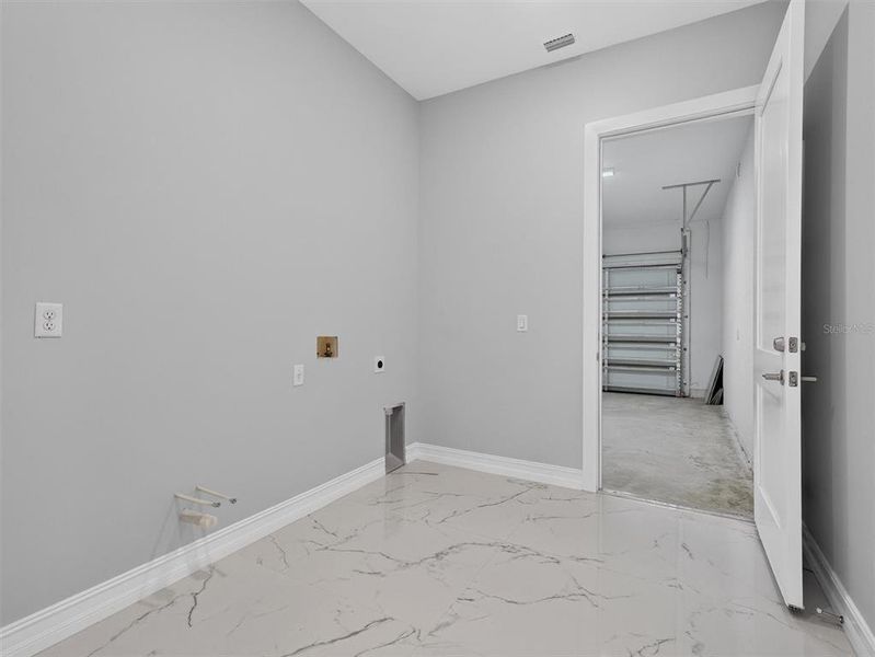 Spacious, unfurnished interior of a new home in , Plant City (Image 33).