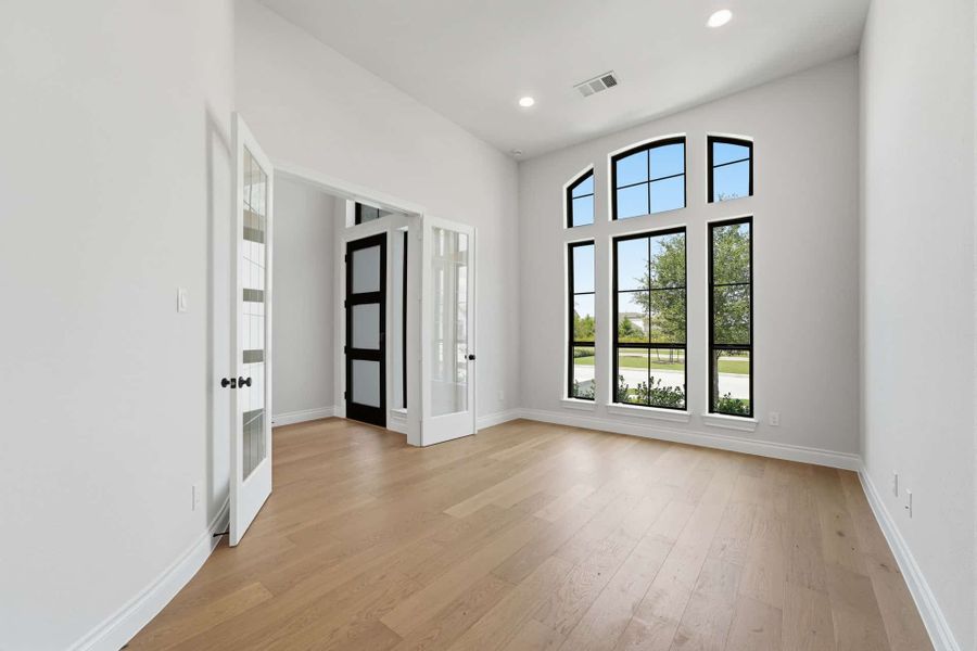 Spacious, unfurnished interior of a new home in Bridgeland 50′, Cypress (Image 18).
