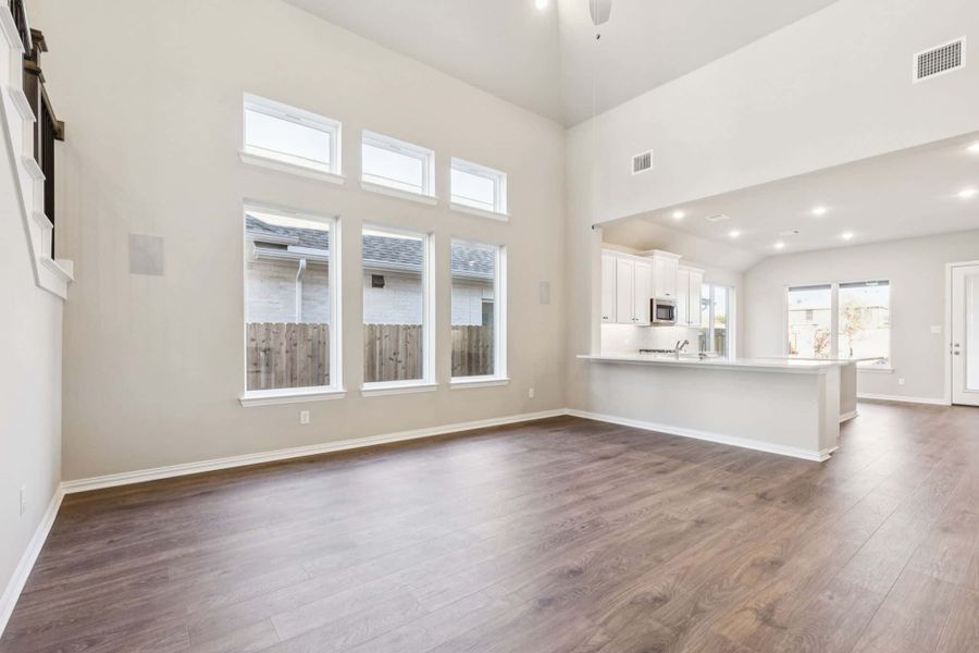 Spacious, unfurnished interior of a new home in Summer Crest, Fort Worth (Image 16).
