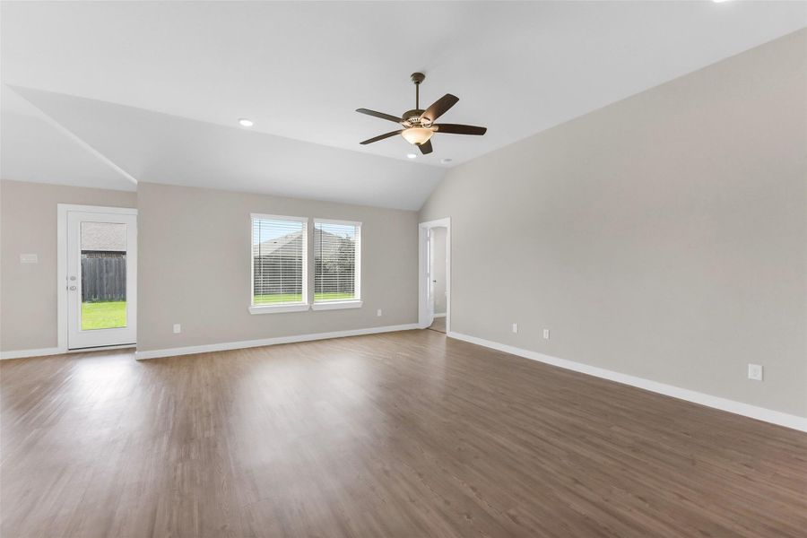 Spacious, unfurnished interior of a new home in Southwinds, Baytown (Image 23).