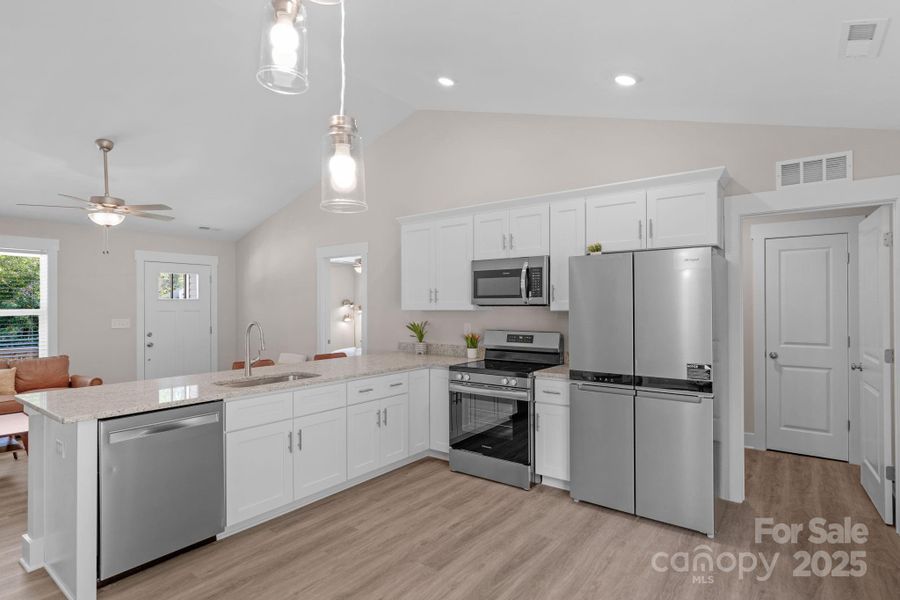 kitchen w/ all appliances