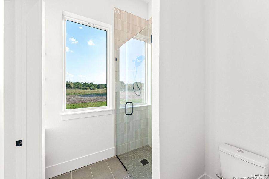 Spacious, unfurnished interior of a new home in , Bandera (Image 22).