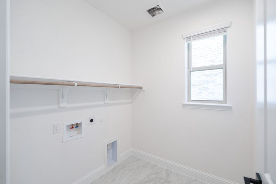 Spacious, unfurnished interior of a new home in Valencia on the Lake, Little Elm (Image 22).