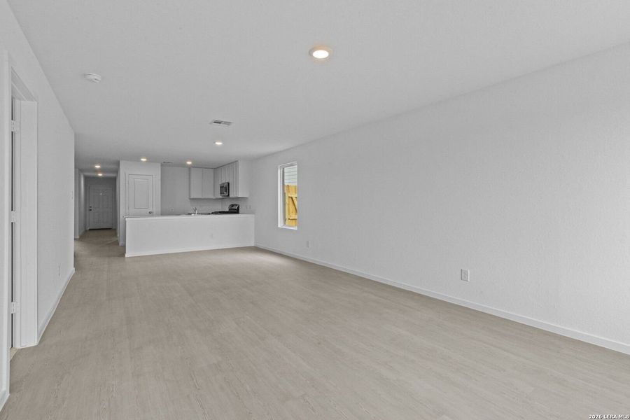 Spacious, unfurnished interior of a new home in Spring Grove, St. Hedwig (Image 19).